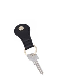 Einzelner silberner Schlüssel an einem runden Metallring und einem schwarzen Leder-Schlüsselanhänger mit silbernem Knopf.