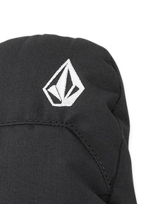 Czarna tkanina łatka o teksturowanej powierzchni z białym geometrycznym logo w kształcie diamentu. Widoczne ściegi wokół.