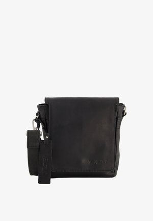 Schwarze Leder-Crossbody-Tasche mit Klappenverschluss, robustem Tragegurt und Markenetikett. Glatte Oberfläche mit kontrastierenden Nähten.