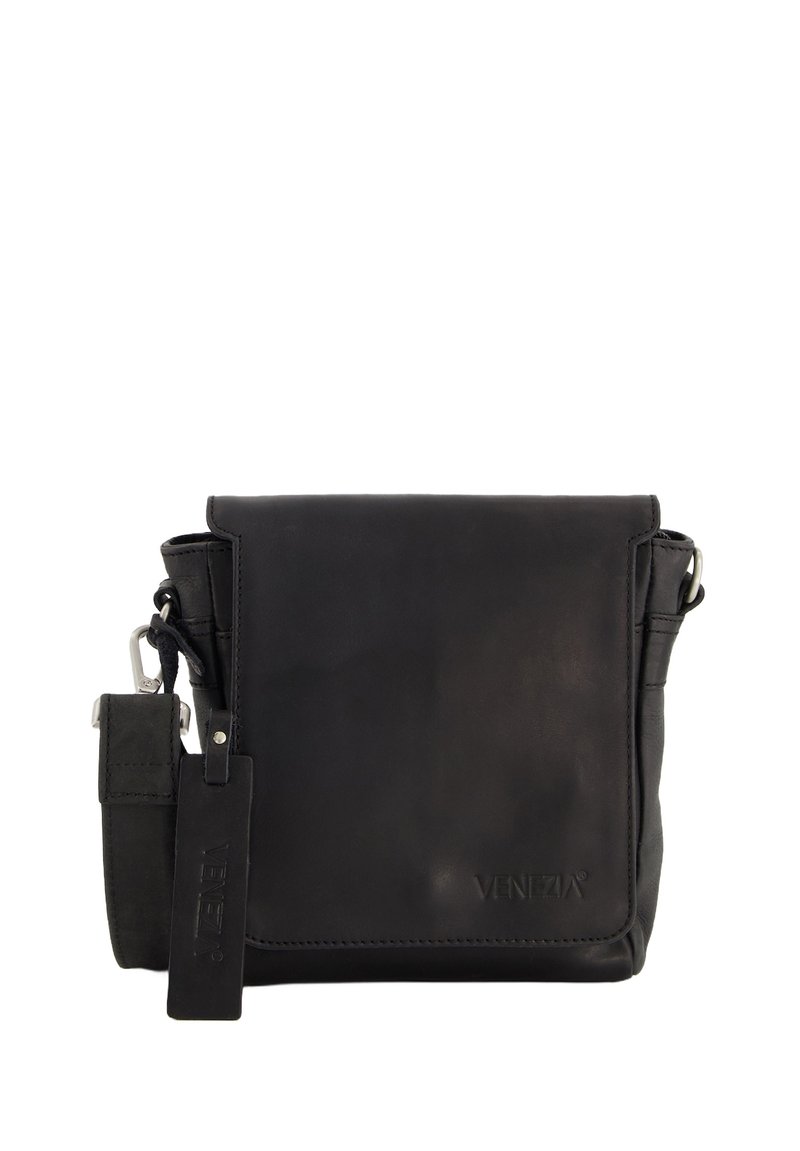 Černá kožená crossbody taška se zapínáním na klopu, pevnými popruhy a značkovou visačkou. Hladký povrch s kontrastním prošíváním.