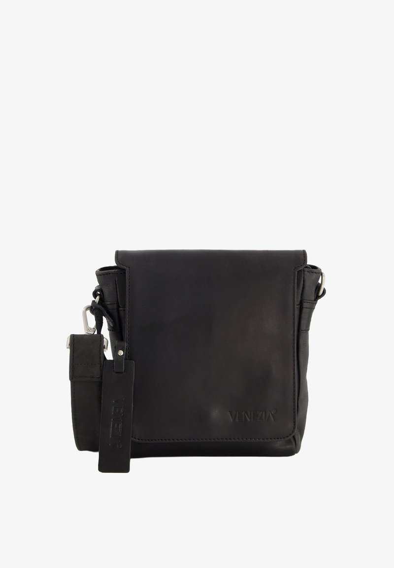 Schwarze Leder-Crossbody-Tasche mit Klappenverschluss, robustem Tragegurt und Markenetikett. Glatte Oberfläche mit kontrastierenden Nähten.