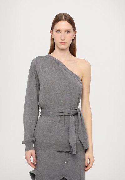 Maglione grigio a spalla unica realizzato in un tessuto morbido, con cintura annodata in vita e maniche arrotolate per un fit rilassato.
