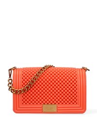 Oranje handtas met een bumpy textuur, gouden kettingriem en rechthoekige vorm. Bevat een gouden naamplaatje aan de voorkant.