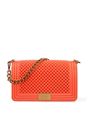 Borsa a tracolla arancione con una superficie texturizzata e irregolare, tracolla in catena dorata e forma rettangolare. Presenta una targhetta dorata sul davanti.