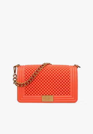 Borsa a tracolla arancione con una superficie texturizzata e irregolare, tracolla in catena dorata e forma rettangolare. Presenta una targhetta dorata sul davanti.