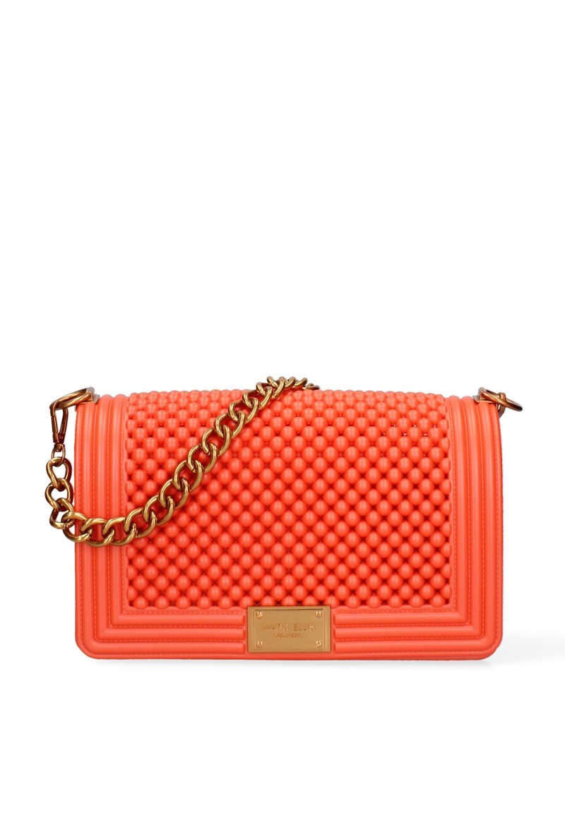Oranje handtas met een bumpy textuur, gouden kettingriem en rechthoekige vorm. Bevat een gouden naamplaatje aan de voorkant.