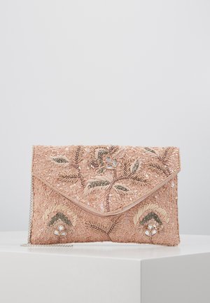 Kralenclutch in perzik, met bloemrijke borduursels en pailletten. Voorzien van een zilveren kettinghengsel en een envelopvormige flapsluiting.