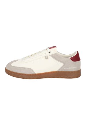 Zapatillas de cuero blanco con detalles en gamuza beige y una caperuza en granate. Suela de goma texturizada, cordones planos y un detalle de marca minimalista.