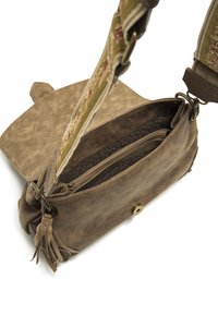 Borsa a tracolla in pelle marrone con finitura testurizzata, dettaglio alla frangia e interno stampato. Presenta una chiusura a scatto magnetico e una tracolla regolabile.