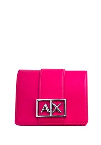 Portafoglio in pelle rosa con hardware AX silver, caratterizzato da una superficie liscia, forma rettangolare e un dettagliato manico prominente.