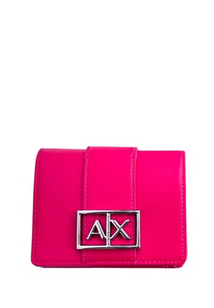 Portafoglio in pelle rosa con hardware AX silver, caratterizzato da una superficie liscia, forma rettangolare e un dettagliato manico prominente.