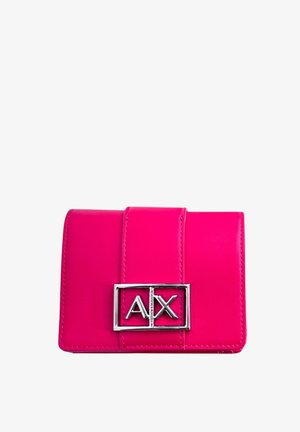Portafoglio in pelle rosa con hardware AX silver, caratterizzato da una superficie liscia, forma rettangolare e un dettagliato manico prominente.