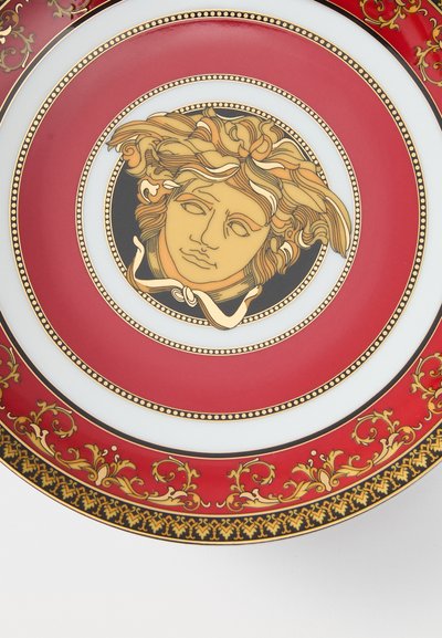 Κεραμικό πιάτο με κόκκινο περίγραμμα, πολύπλοκες χρυσές λεπτομέρειες και κεντρικό χρυσό μοτίβο Μέδουσας σε μαύρο φόντο. Γυαλιστερό φινίρισμα.