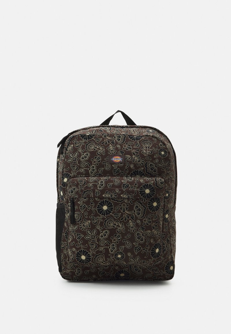 Sac à dos marron avec motifs floraux et feuillages beiges, poche avant zippée, poche latérale en filet et petit logo de la marque à l'avant.