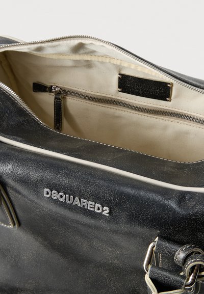 Sac à main en cuir noir DSQUARED2 avec intérieur en tissu crème, poche intérieure zippée visible et logo métallique argenté sur le devant extérieur.