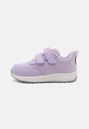 Baskets de sport lilas avec deux bandes auto-adhésives, tissu texturé, col rembourré et semelle en caoutchouc blanche. Bout arrondi et détails de marque subtils.