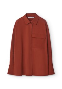 Rostfärgad långärmad skjorta med knäppbar krage, enkel bröstficka, mjuk textur och rak nederkant.