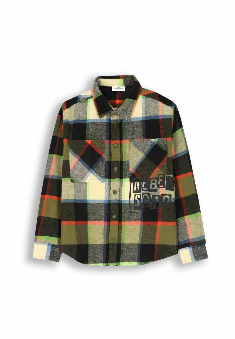 Koszula flanelowa w zielono-czarną-czerwoną kratę. Posiada dwie kieszenie na piersi, zapięcie na guziki z przodu oraz grafikę "REBEL SQUAD" na jednej z kieszeni.