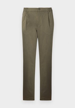 Mænds afslappede bukser i olivengrøn med elastisk taljeside, knaplukning og forlommer, vist fladt på lys baggrund.