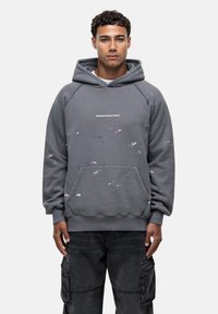 Felpa grigia con tasca frontale e maniche raglan, con un design di vernice consumato e il testo "GOODFORNOTHING" in bianco.