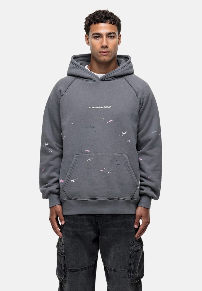 Felpa grigia con tasca frontale e maniche raglan, con un design di vernice consumato e il testo "GOODFORNOTHING" in bianco.