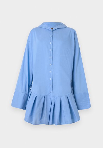 Vestito camicia a quadri blu chiaro, con cappuccio, chiusura a bottoni, maniche lunghe e orlo svasato. Realizzato in tessuto morbido con vestibilità comoda.