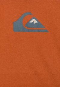 Quiksilver COMP LOGO TEE  - Nyomott mintás póló - baked clay