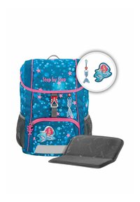 Blauwe rugzak met roze accenten, sterrenpatronen en zeemeermin borduursel. Inclusief een grijze mat en een sleutelhanger met een decoratieve hanger.