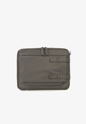 Housse pour ordinateur portable en cuir gris à texture lisse, avec deux sangles avant et une fermeture éclair. Dispose d'une poche avant pour un rangement supplémentaire.