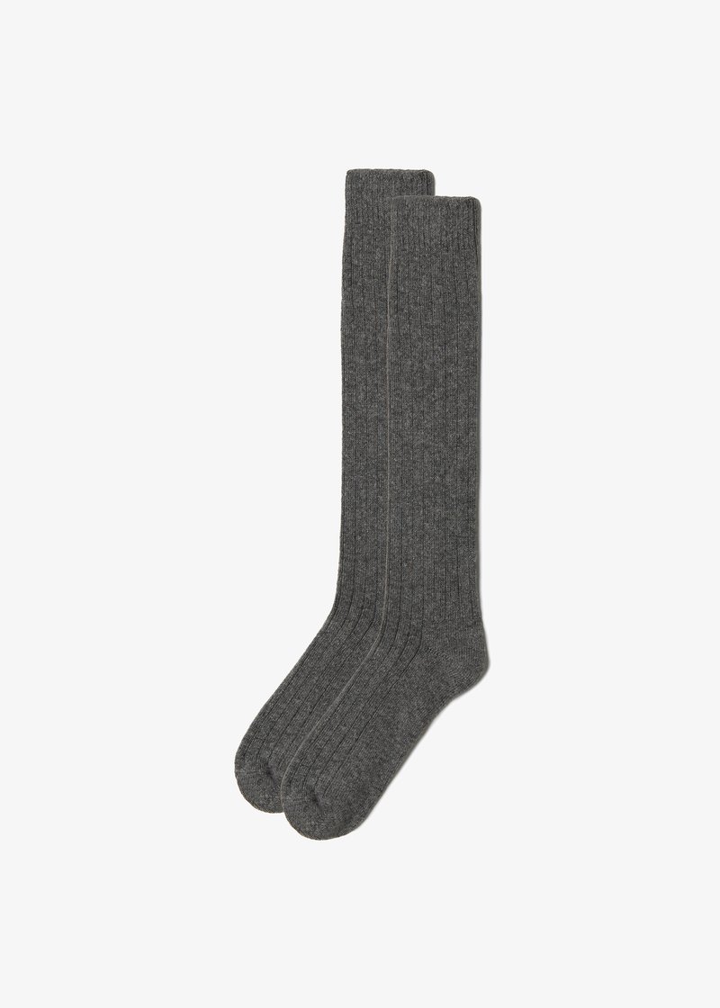 Paire de chaussettes longues en maille côtelée gris foncé, posées à plat avec les orteils pointant vers le bas et les bords en haut.