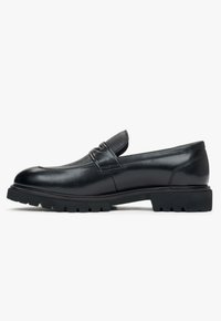 Zwarte leren instap schoenen met een gestructureerd paneel, ronde neus en een dikke, robuuste zwarte zool. Gladde afwerking met een minimalistisch ontwerp.