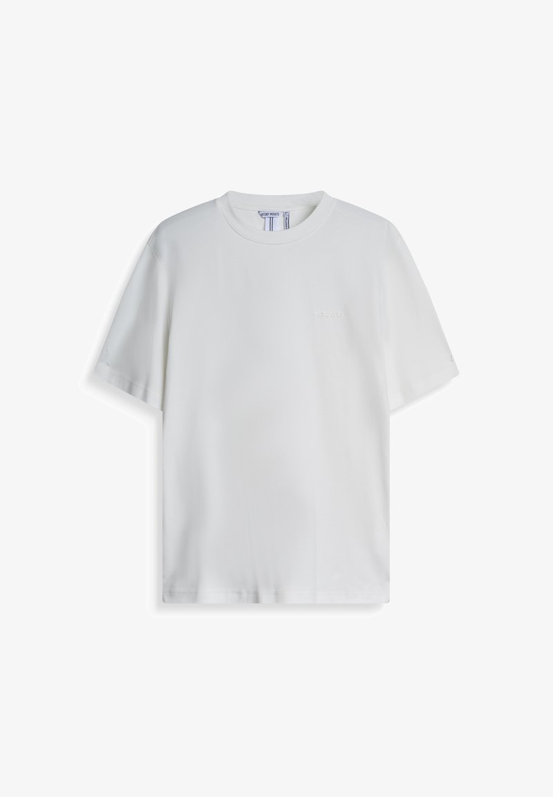 Witte katoenen t-shirt, korte mouwen, ronde halslijn, met subtiel logo op de borst, gladde textuur, normale pasvorm. Geen patronen of accenten.