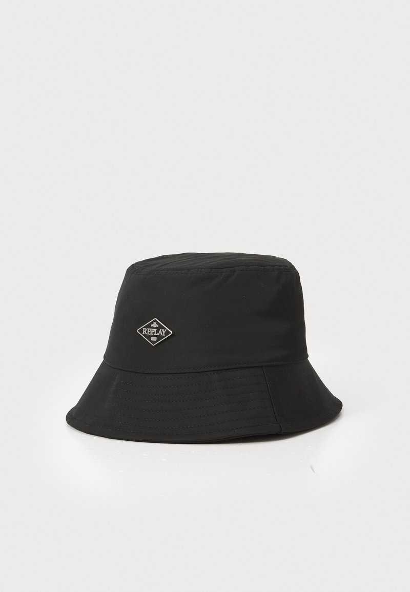 Zwarte bucket hat van gladde stof met een brede rand. Voorzien van een klein diamanten logo aan de voorkant. Ontworpen voor casual dragen.