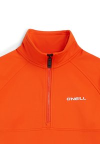 Oranje pullover met een hoge kraag, halve ritssluiting en een label met "O'Neill" in het wit. Gemaakt van gladde, rekbare stof.
