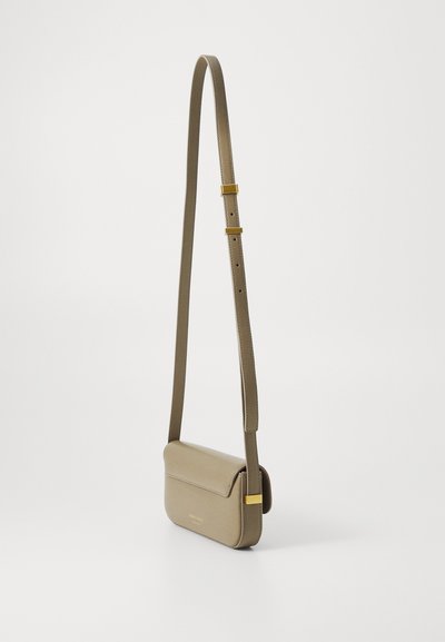 Geantă crossbody din piele de culoare tan, cu un design minimalist, având o cataramă de culoare aurie și o formă plată, rectangulară. Textură netedă și curea ajustabilă.