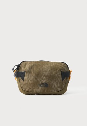 Bolsa de cintura compacta de color verde oliva con patrón de cuadrícula blanca, cremallera negra, clips naranjas y el logo de The North Face en el centro frontal.