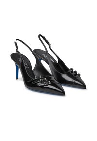 Décolleté slingback in vernice nera con punta affusolata, dotate di doppie fibbie metalliche e tacco blu accentato. Texture liscia e design elegante.