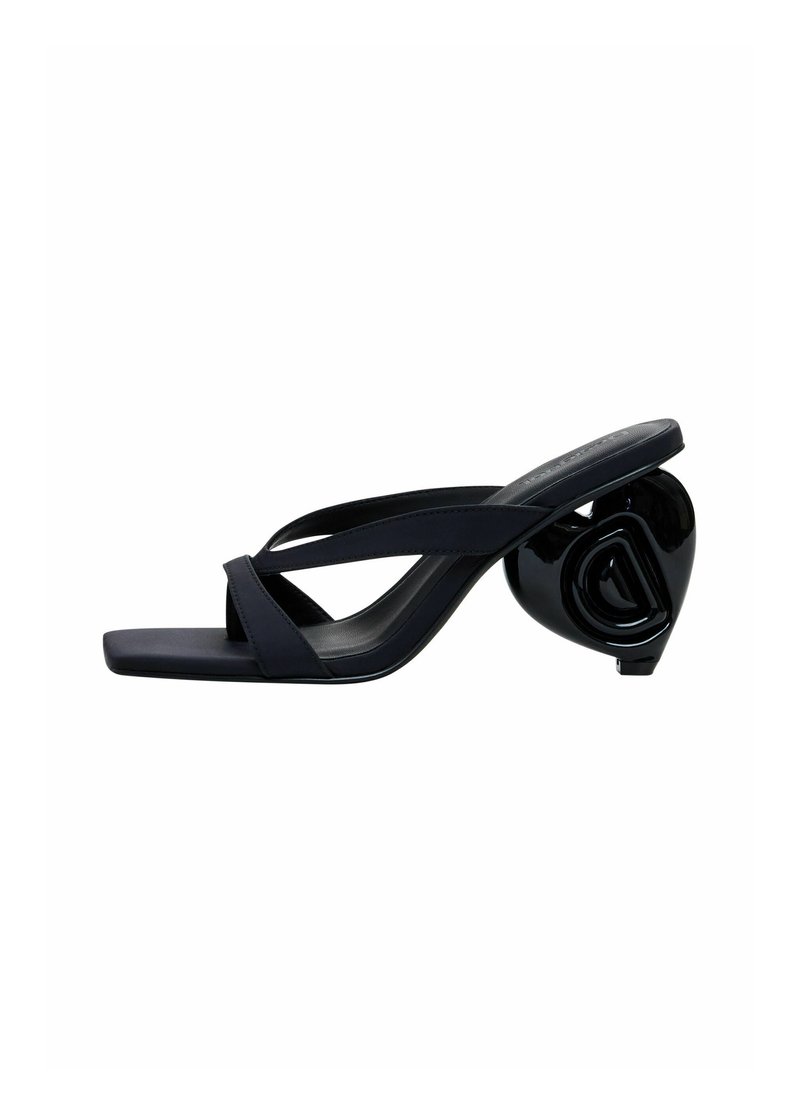 Schwarze Flip-Flop-Sandale mit matten Riemen, quadratischer Zehenpartie und einem glänzenden, runden Absatz mit Logodetail. Glatte Textur insgesamt.
