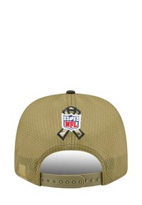 Olivengrüne Kappe mit Netzstruktur, ausgestattet mit einem gestickten NFL-Logo auf der Rückseite und einem verstellbaren Druckverschluss.