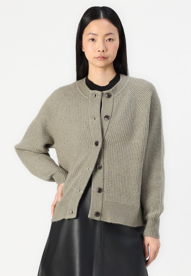 Olivgrüner Strickcardigan mit gerippter Textur, rundem Ausschnitt und Knopfverschluss. Verfügt über lange Ärmel und eine lockere Passform.