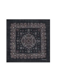Bandana negra con intrincados patrones de paisley y geométricos en blanco, naranja y burdeos. Bordes terminados con el logo de la marca en la esquina.