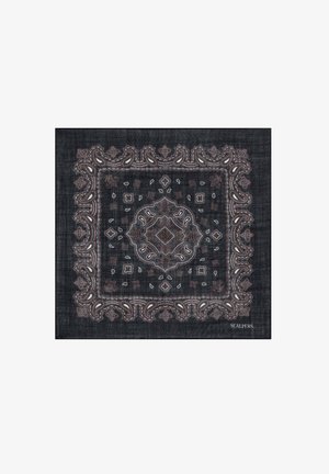 Bandana negra con intrincados patrones de paisley y geométricos en blanco, naranja y burdeos. Bordes terminados con el logo de la marca en la esquina.