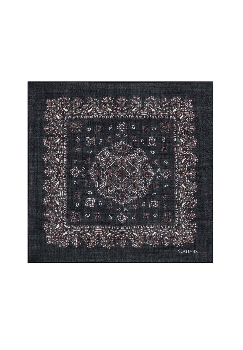 Bandana negra con intrincados patrones de paisley y geométricos en blanco, naranja y burdeos. Bordes terminados con el logo de la marca en la esquina.