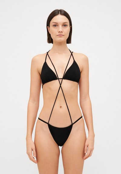 Costum de baie negru, cu un top triunghiular cu bretele intersectate și un fund minimalist. Textură netedă cu un design elegant.