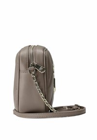 Borsa a tracolla in pelle marrone con una forma strutturata, zip argentata, dettaglio in catena e tracolla removibile. Cuciture decorative lungo i lati.