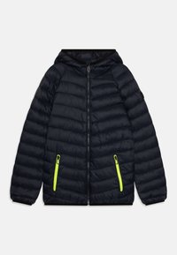 Marineblå puffjakke med hette, med sikksakk-quilting, to grønne glidelåslommer og svarte detaljer på mansjetter og krage.