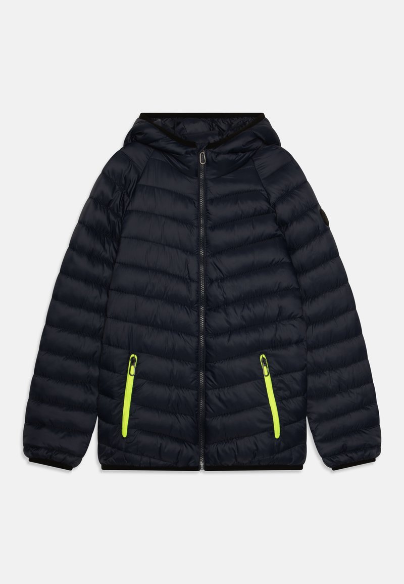 Marineblauwe pufferjas met een capuchon, voorzien van zigzag-quilting, twee groene ritszakken en een zwart accent op de manchetten en kraag.