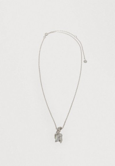 Hõbedane kett-kaelakee, millel on selge ristkülikukujuline ripats lõigatud pinnaga, mis kuvab keerukaid detaile ja lihtsa kinnitusega.