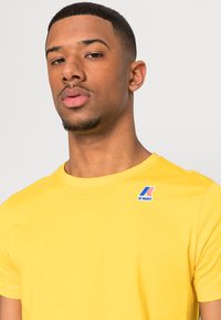 K-Way LE VRAI EDOUARD UNISEX - Navadna majica - yellow