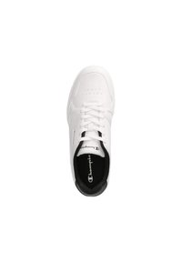 Sneaker bianco con tomaia in pelle liscia, punta perforata, interno nero e logo distintivo sulla linguetta. Punta rotonda e suola piatta.